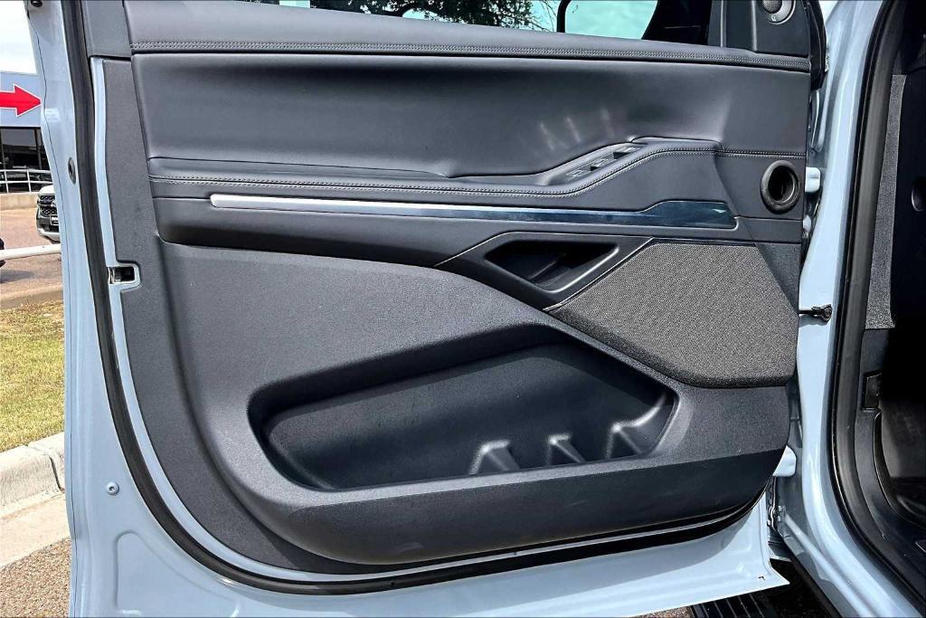 new 2025 Lincoln Navigator car, priced at $105,375
