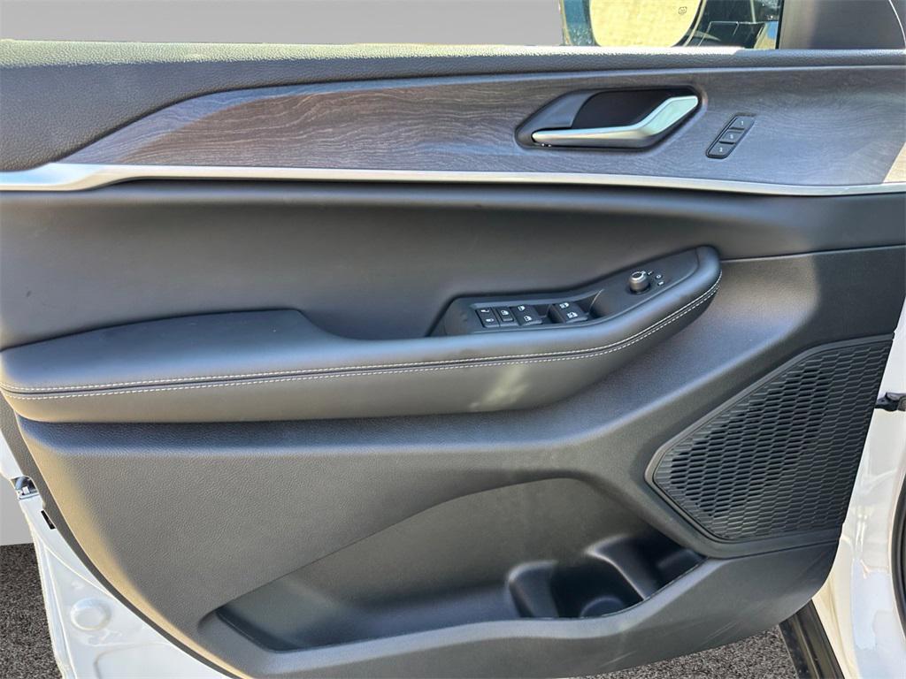 new 2025 Jeep Grand Cherokee car, priced at $45,645