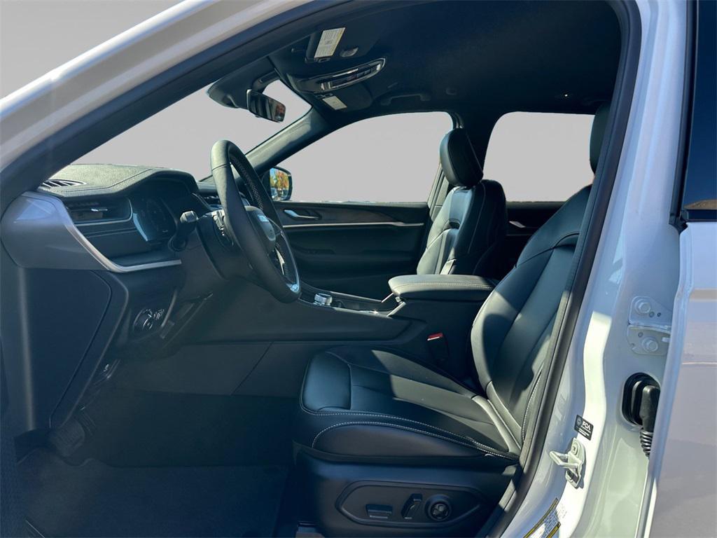 new 2025 Jeep Grand Cherokee car, priced at $45,645