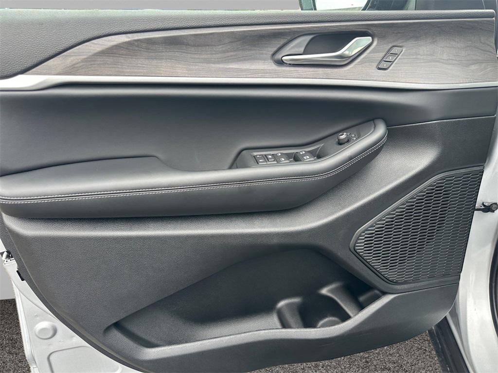 new 2025 Jeep Grand Cherokee car, priced at $46,240