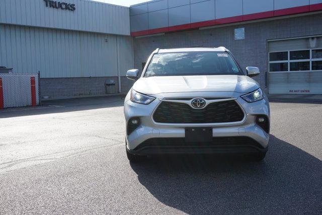 used 2022 Toyota Highlander car, priced at $37,895