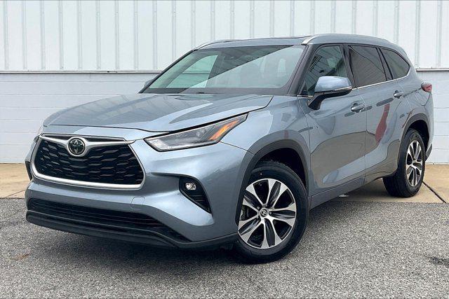 used 2021 Toyota Highlander car, priced at $27,500
