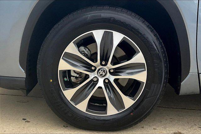 used 2021 Toyota Highlander car, priced at $27,500