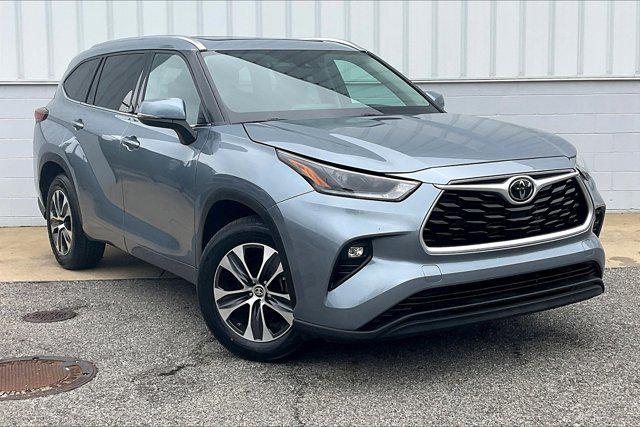 used 2021 Toyota Highlander car, priced at $27,500