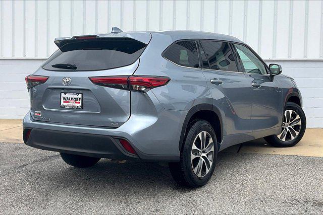 used 2021 Toyota Highlander car, priced at $27,500