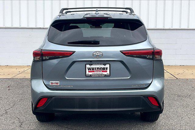 used 2021 Toyota Highlander car, priced at $31,200