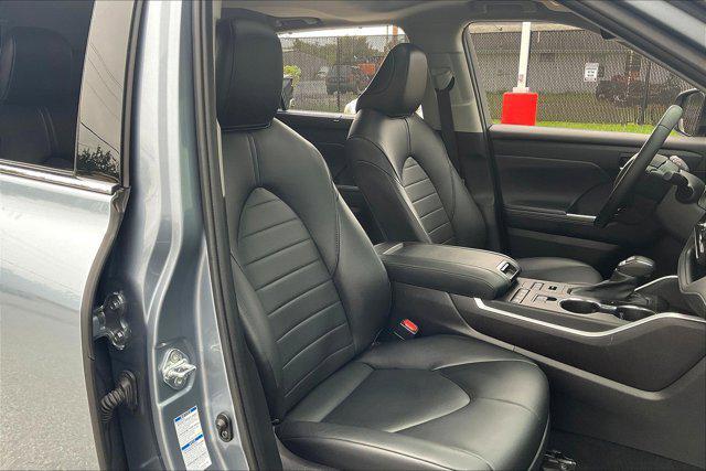 used 2021 Toyota Highlander car, priced at $31,200