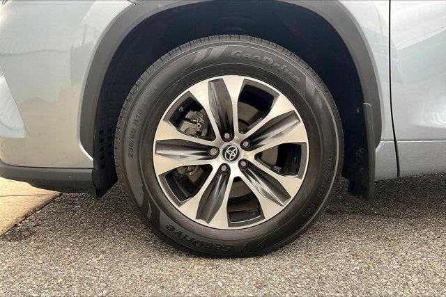 used 2021 Toyota Highlander car, priced at $31,200