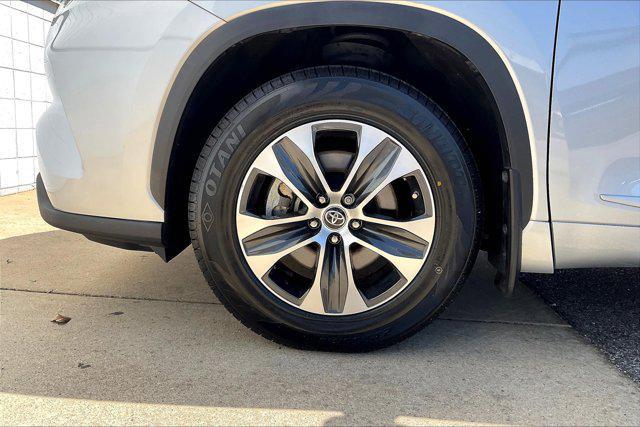 used 2021 Toyota Highlander car, priced at $30,495