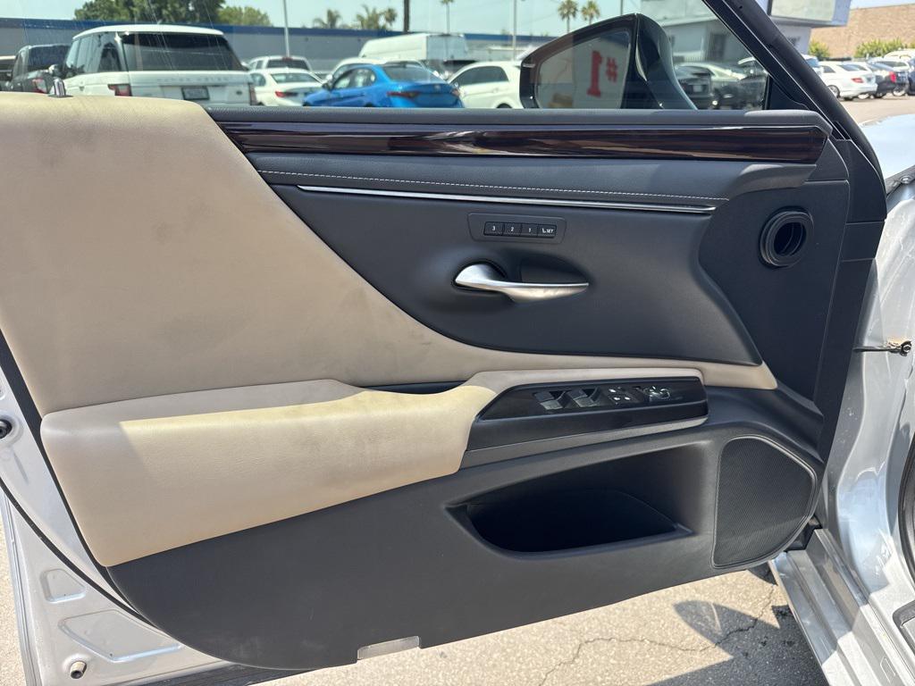 used 2019 Lexus ES 300h car, priced at $27,500