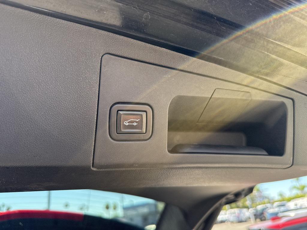 used 2022 Cadillac XT5 car, priced at $27,500