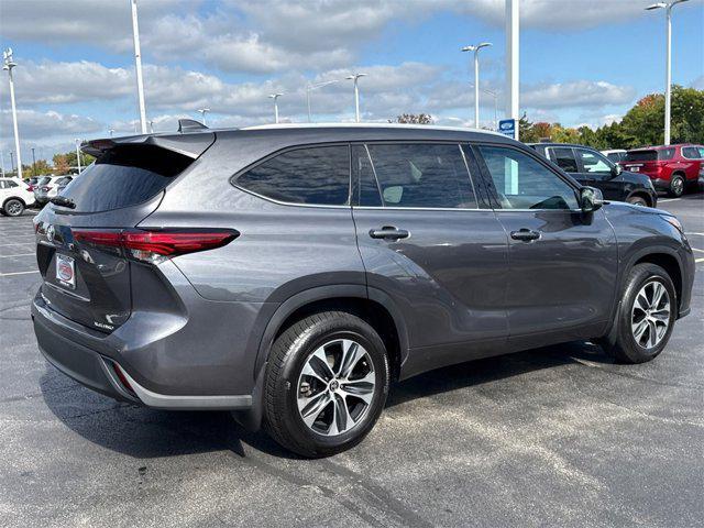 used 2022 Toyota Highlander car, priced at $33,111