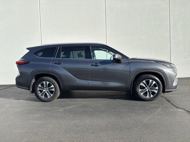 used 2022 Toyota Highlander car, priced at $33,311