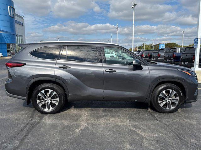 used 2022 Toyota Highlander car, priced at $33,111