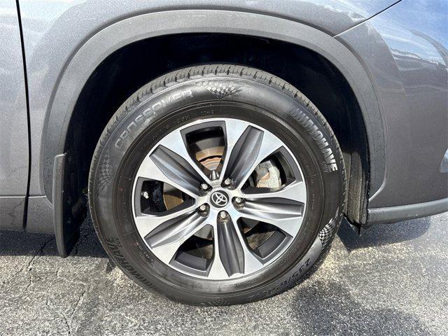 used 2022 Toyota Highlander car, priced at $33,111