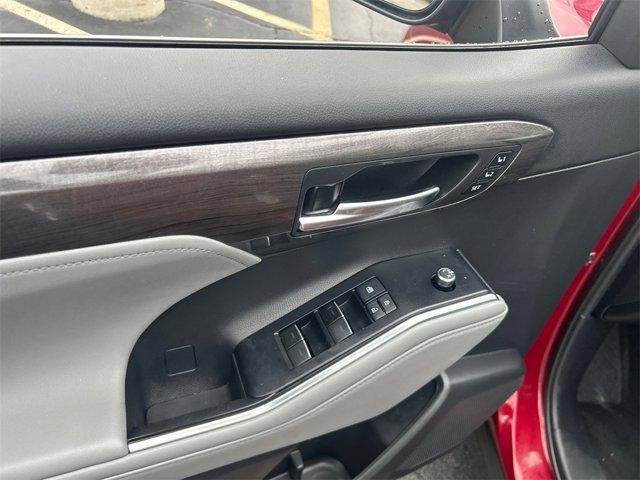 used 2022 Toyota Highlander car, priced at $33,500