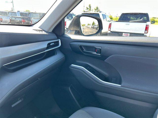 used 2023 Toyota Highlander car, priced at $29,900