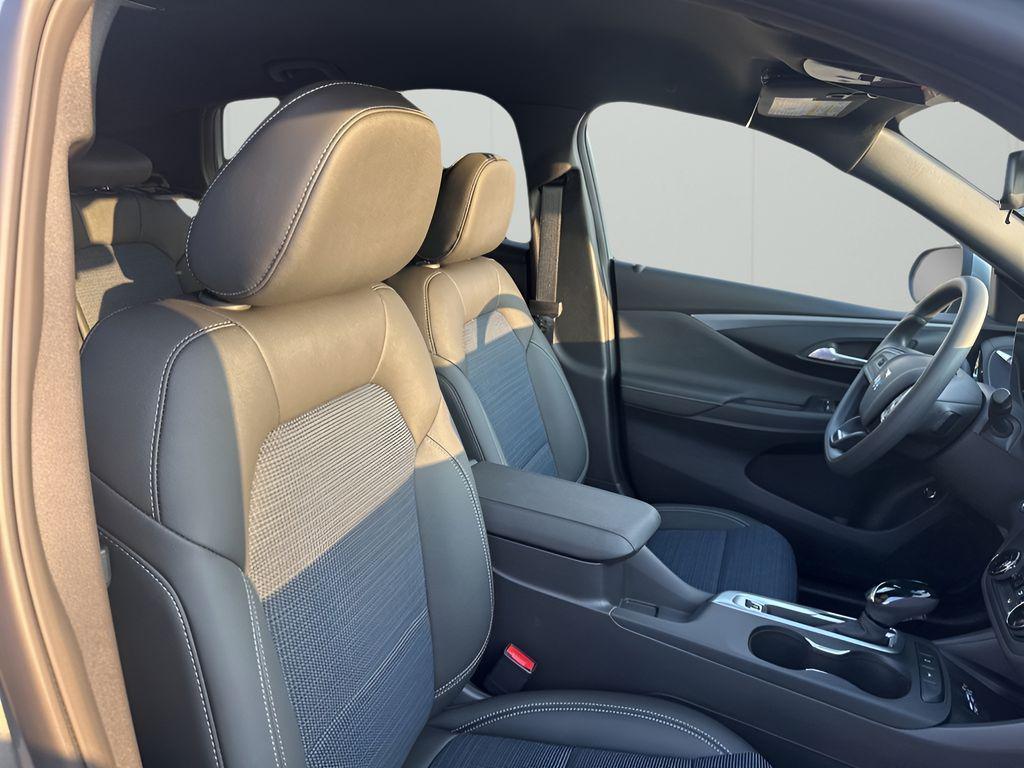 new 2025 Buick Envista car, priced at $24,679