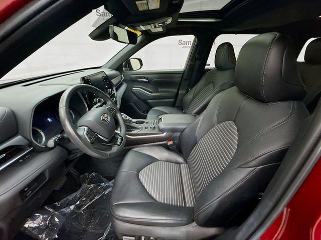 used 2021 Toyota Highlander car, priced at $39,900