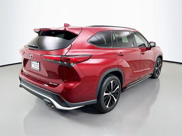 used 2021 Toyota Highlander car, priced at $39,900