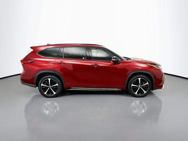 used 2021 Toyota Highlander car, priced at $39,900