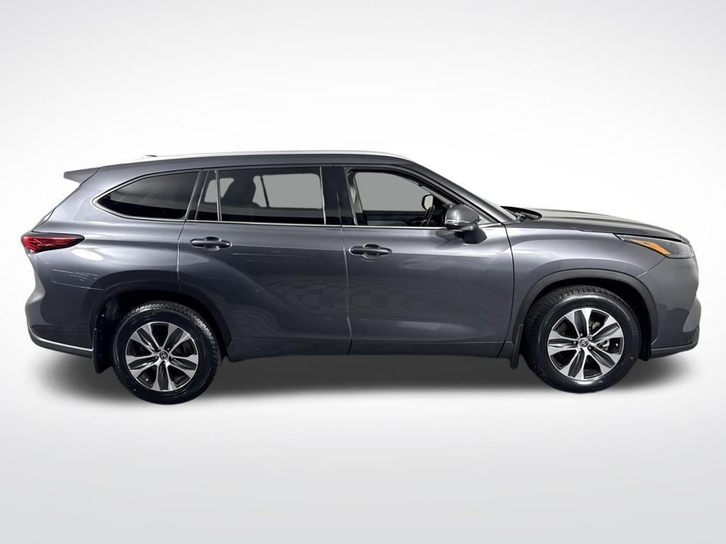 used 2022 Toyota Highlander car, priced at $34,290