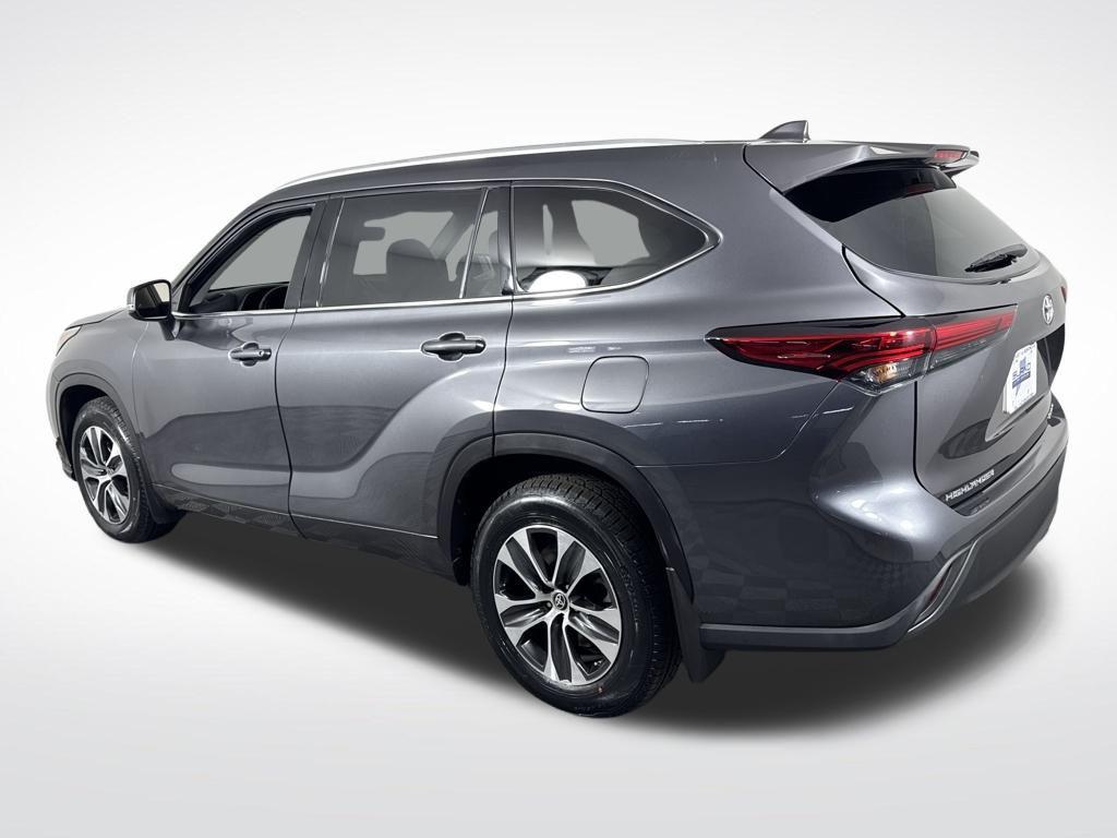 used 2022 Toyota Highlander car, priced at $34,290