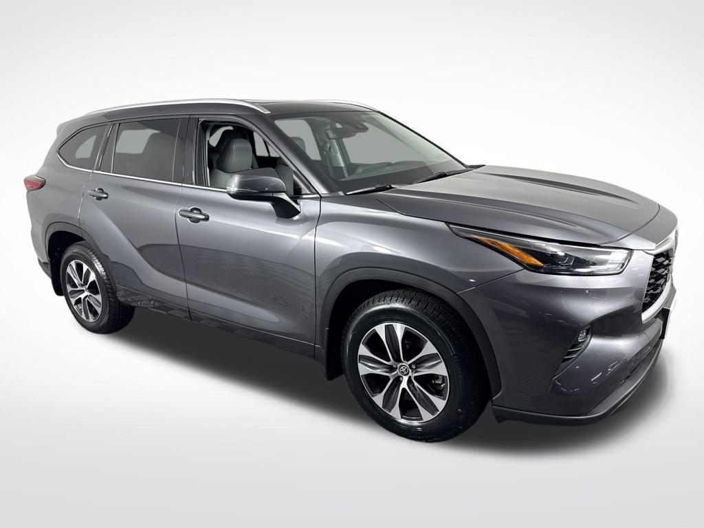 used 2022 Toyota Highlander car, priced at $34,290