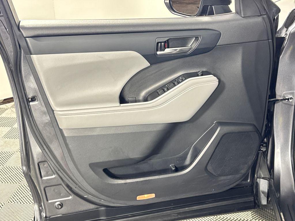 used 2022 Toyota Highlander car, priced at $34,290