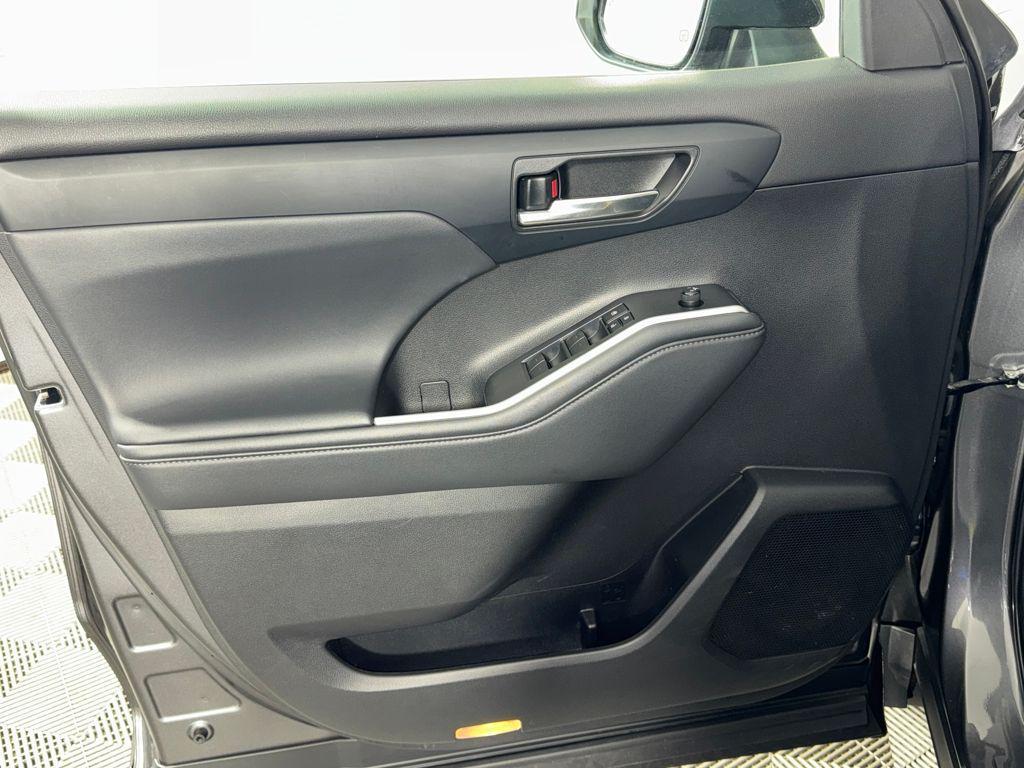used 2022 Toyota Highlander car, priced at $34,390
