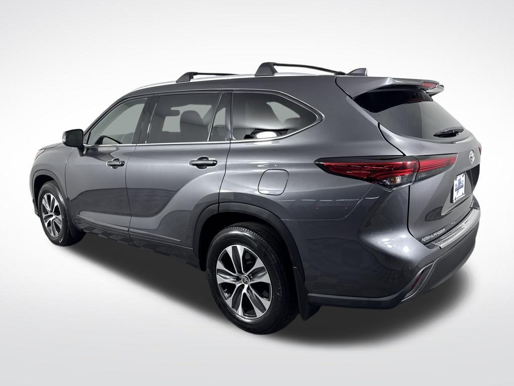 used 2022 Toyota Highlander car, priced at $34,390