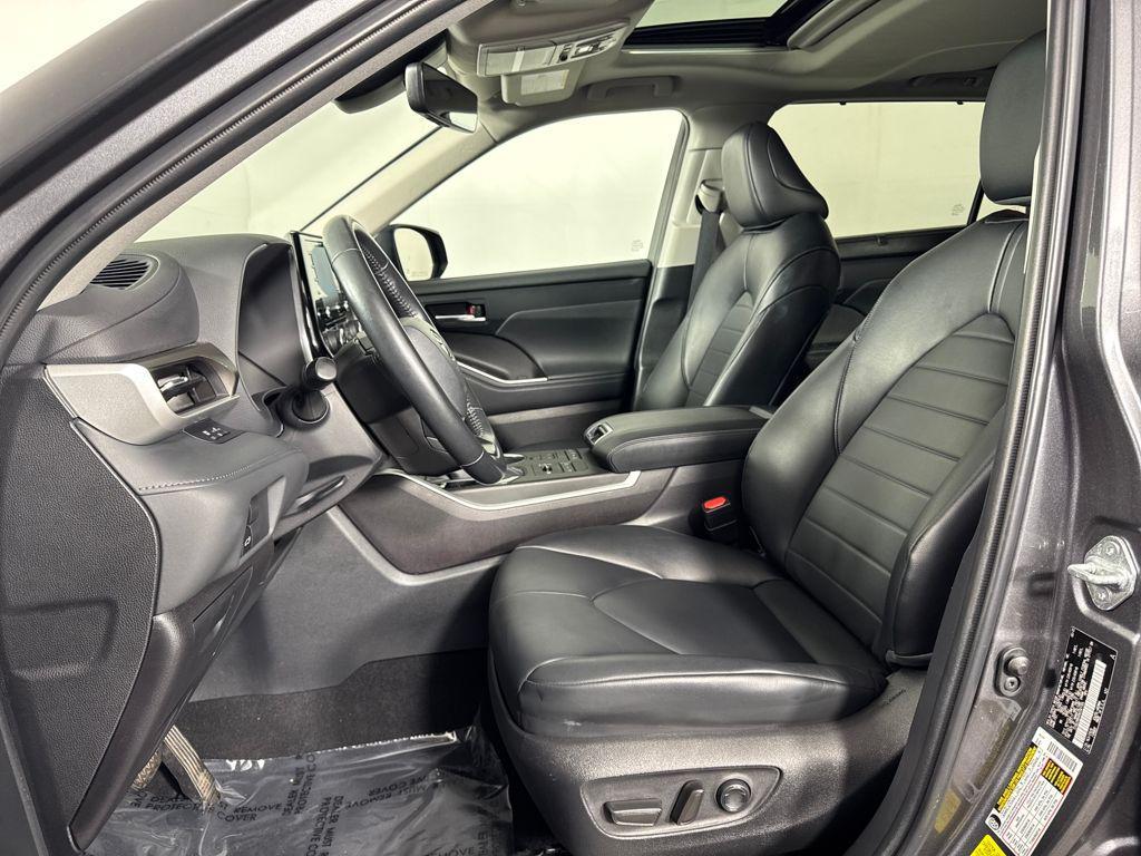 used 2022 Toyota Highlander car, priced at $34,390