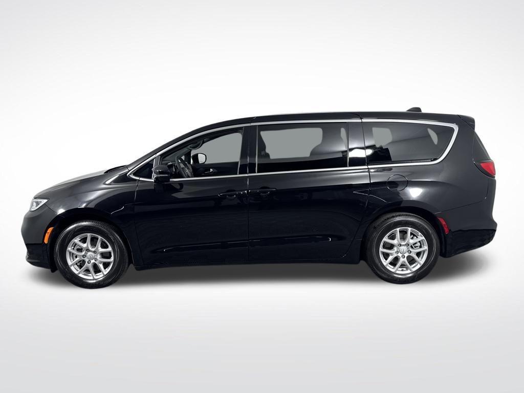 used 2025 Chrysler Pacifica car, priced at $35,387