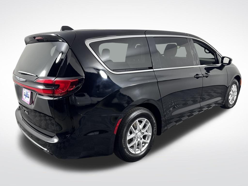 used 2025 Chrysler Pacifica car, priced at $35,387