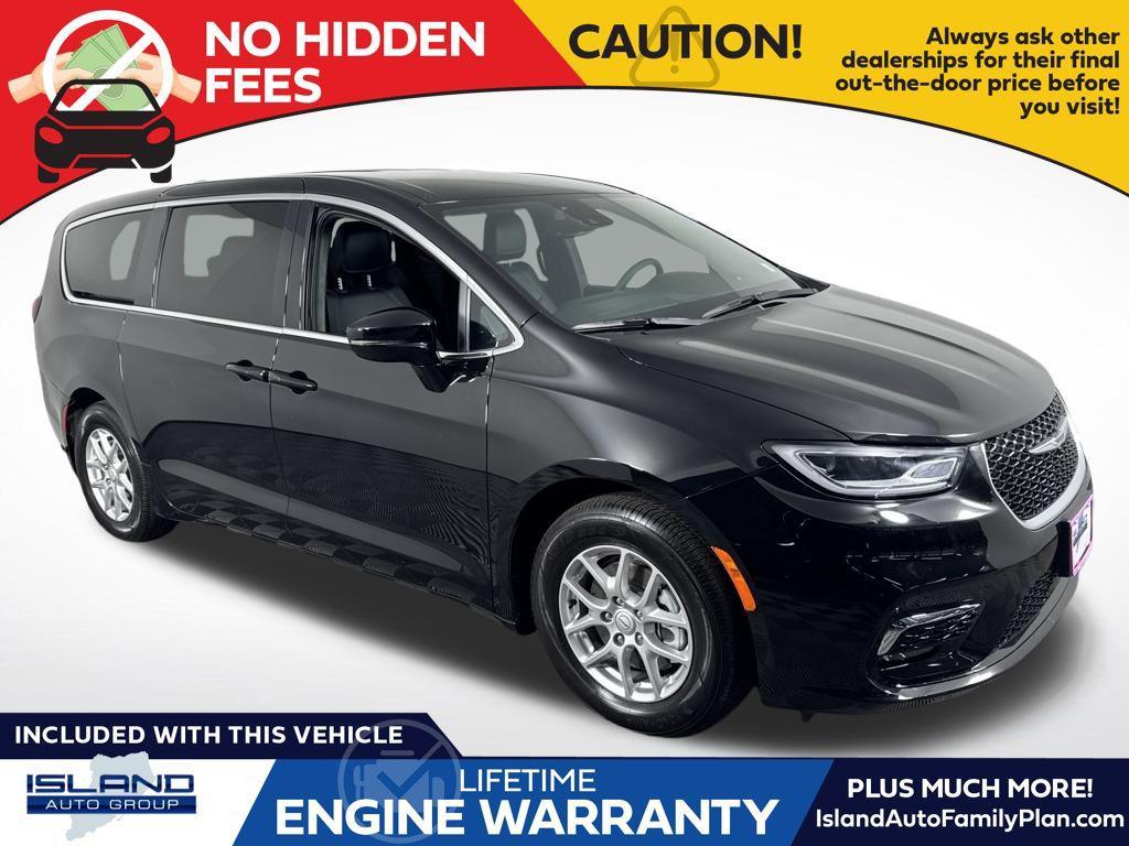 used 2025 Chrysler Pacifica car, priced at $35,387