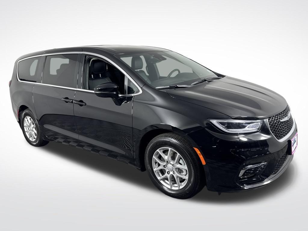 used 2025 Chrysler Pacifica car, priced at $35,387