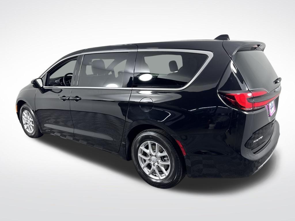 used 2025 Chrysler Pacifica car, priced at $35,387