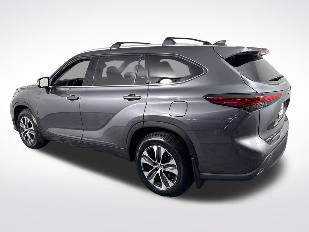 used 2022 Toyota Highlander car, priced at $35,950