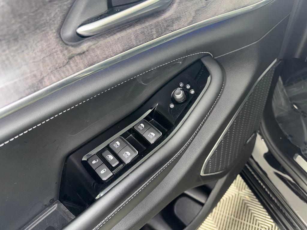 used 2023 Jeep Grand Cherokee car, priced at $36,190