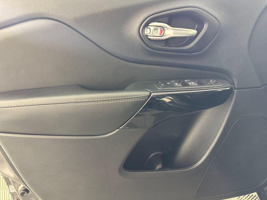 used 2023 Jeep Cherokee car