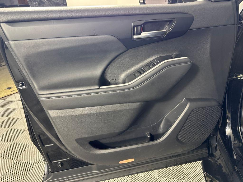 used 2022 Toyota Highlander car, priced at $34,950