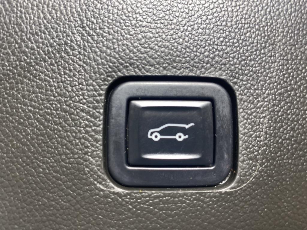 used 2022 Chevrolet Traverse car, priced at $33,723