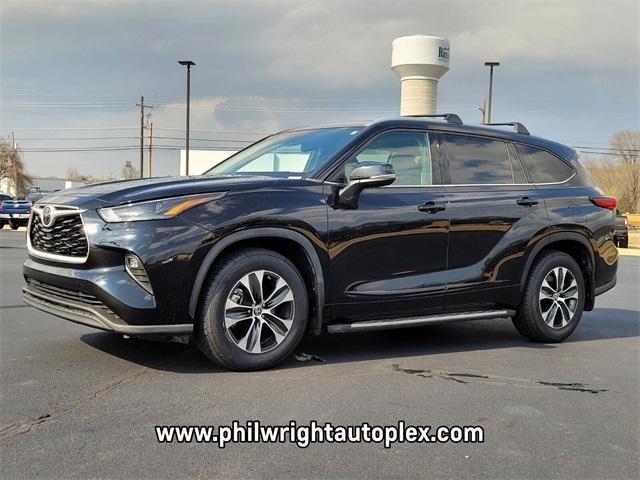 used 2022 Toyota Highlander car, priced at $33,899