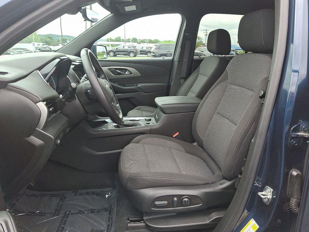 used 2022 Chevrolet Traverse car, priced at $25,990