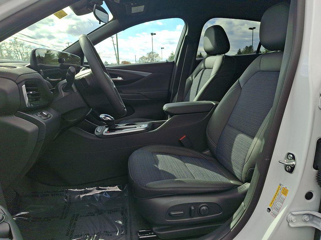 new 2025 Buick Envista car, priced at $25,440