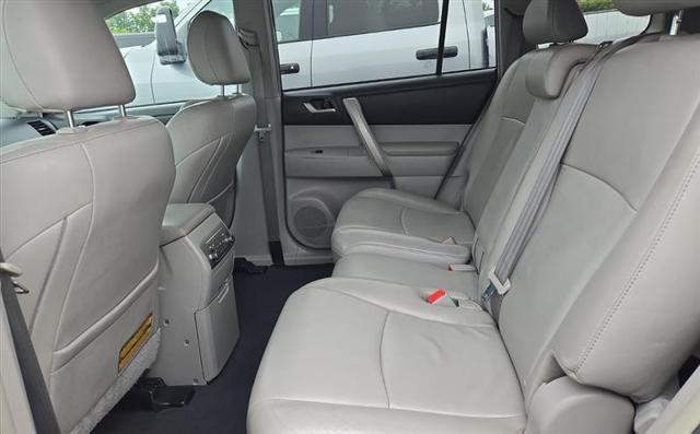 used 2013 Toyota Highlander car, priced at $9,995