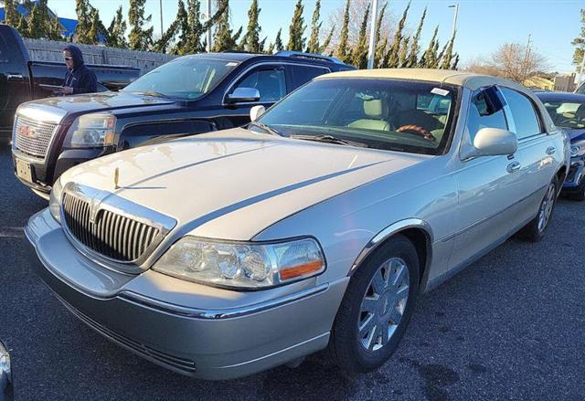 used 2005 Lincoln Town Car car, priced at $3,995