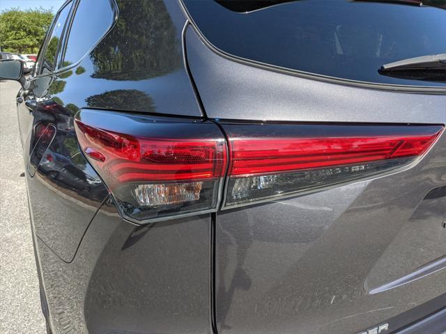 used 2022 Toyota Highlander car, priced at $31,605