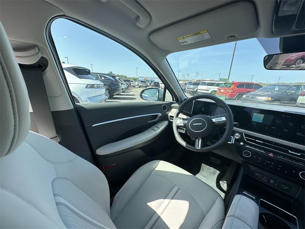 new 2025 Hyundai Sonata Hybrid car, priced at $31,080