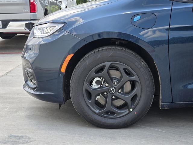 new 2025 Chrysler Pacifica Hybrid car, priced at $52,103